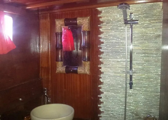 Osman Aga Bateau-hôtel *