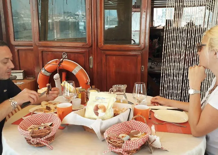 Osman Aga Bateau-hôtel *