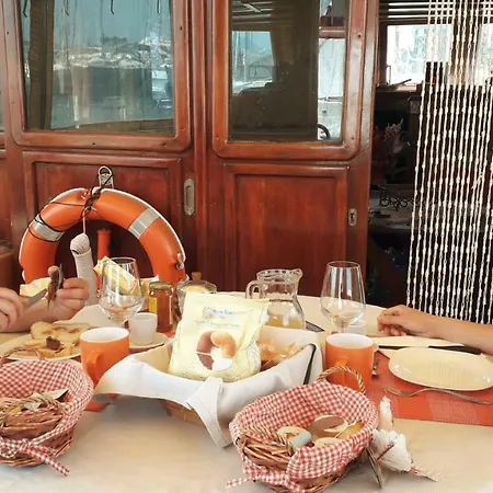 Osman Aga Úszó hotel *